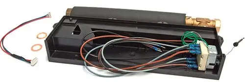 Daikin Set mit elektrischen Bauteilen in einem Gehäuse. Enthält Kabelverbindungen und eine Steuerbox, geeignet für spezifische Umrüstungen.